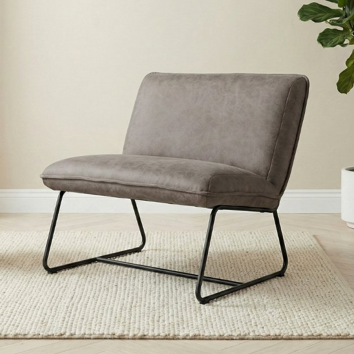 Comfortabele grijze fauteuil van microfiber met industrieel metalen onderstel