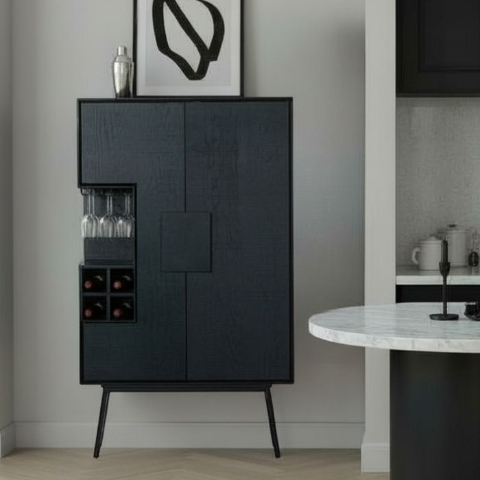 Sfeerafbeelding van de luxe zwarte kast. 