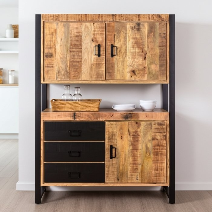 Mangohouten kast Britt met drie zwarte laden en drie deuren.