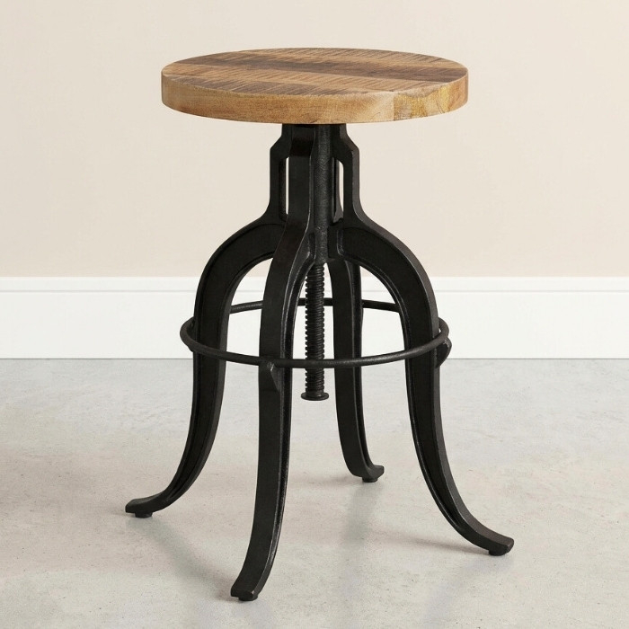 Verstelbaar krukje van mangohout en zwart staal.