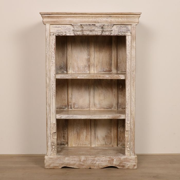 Boekenkastje open met white-wash. 