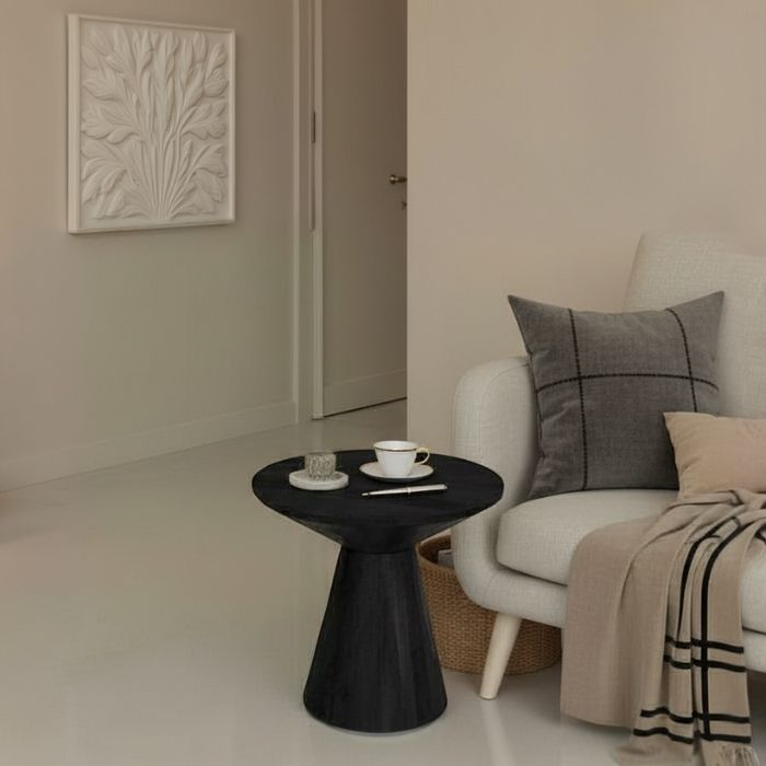 Sfeerafbeelding van het bijzettafeltje in het zwart rond van 60 cm. 