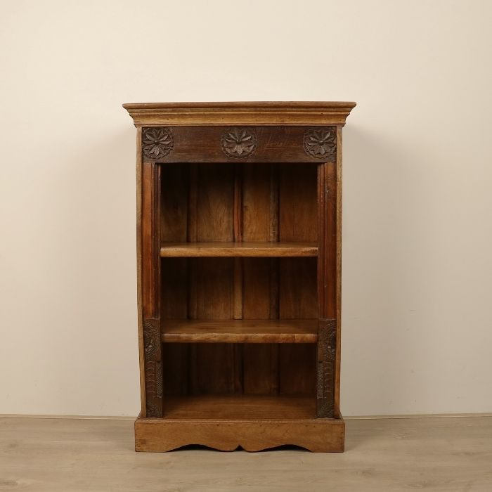 Boekenkastje smal met houtsnijwerk.
