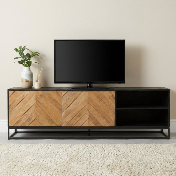 Tv meubel mangohout met visgraat deuren.