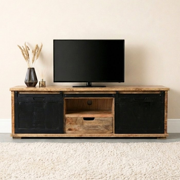 Tv meubel met schuifdeuren gemaakt van mangohout.