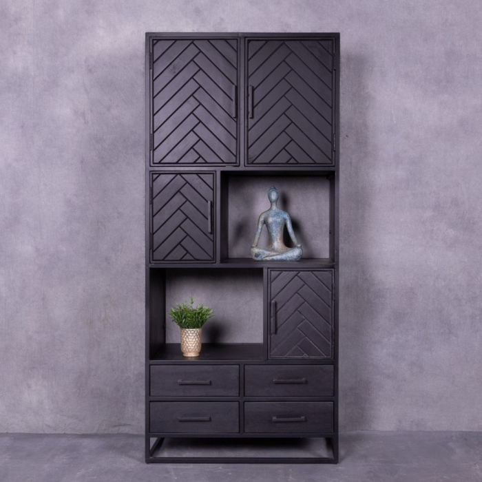 Visgraat kast zwart in combinatie met zwart staal.