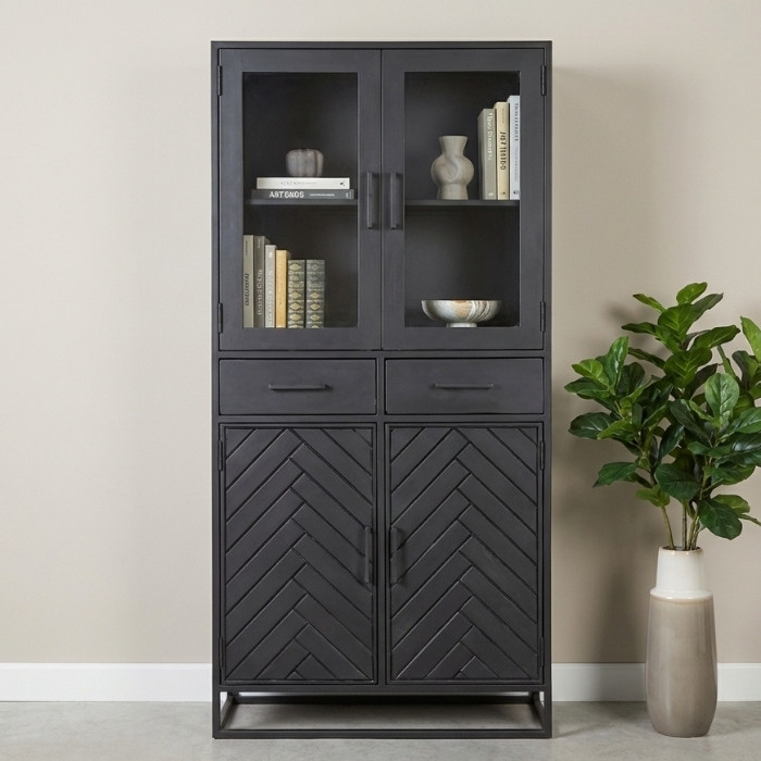 Vitrinekast zwart met twee visgraat deuren.