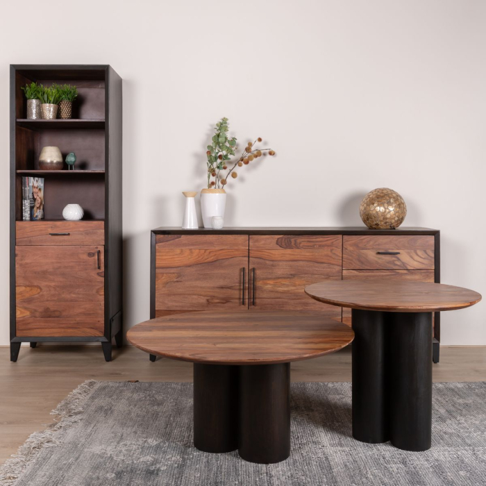 Woonkamer met donker houten meubels. dressoir tafels en boekenkast. Sheeshamhout.