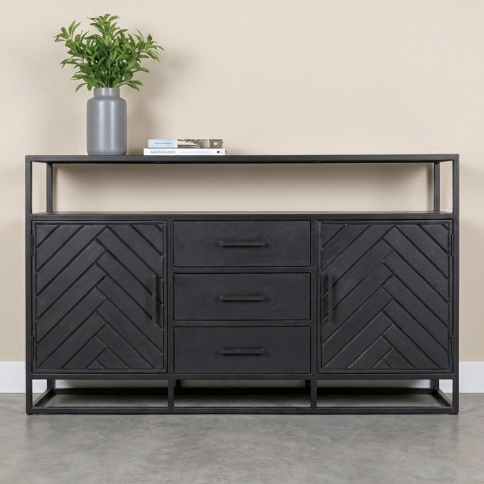 Zwart dressoir met visgraat patroon.