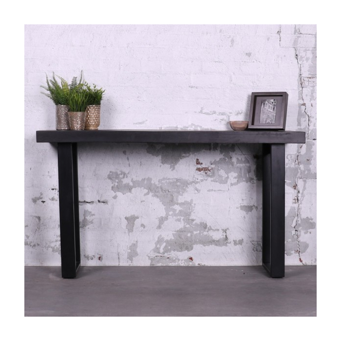 Sidetable zwart mangohout 140cm breed. Met poten van zwart metaal.