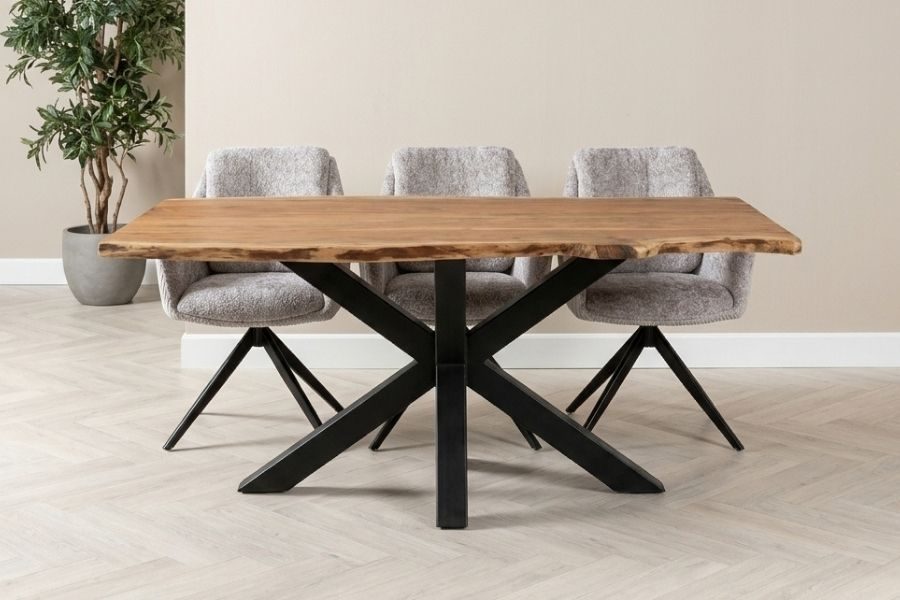Massief houten eettafel met boomstamrand en grijze eetkamerstoelen