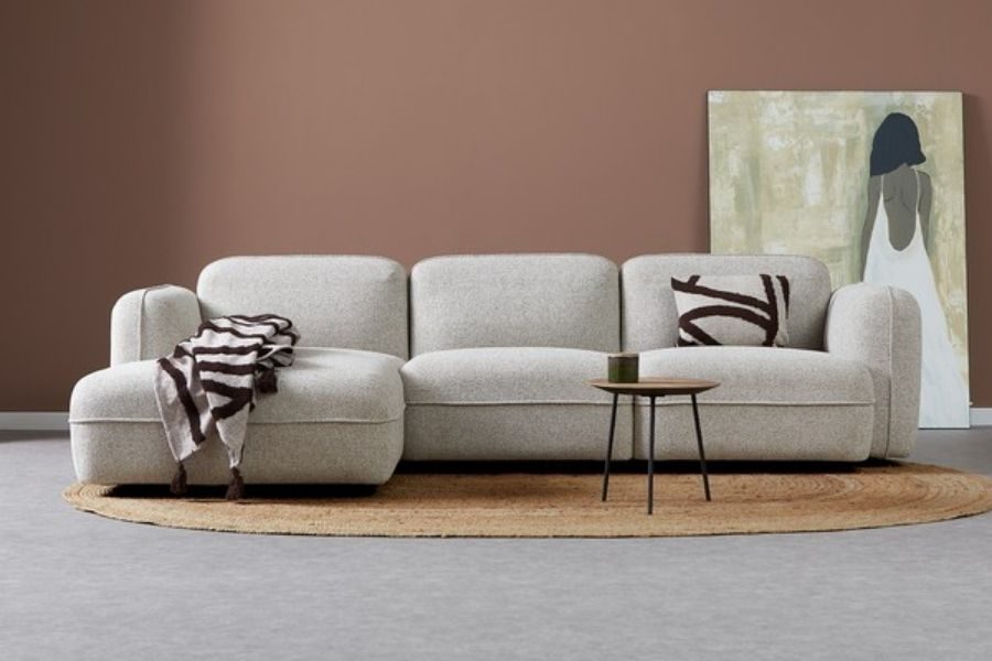 Lichtgrijze modulaire bank met ronde vormen op een jute vloerkleed