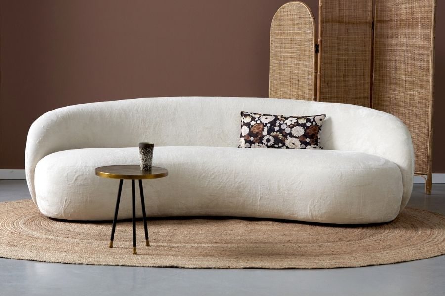 Gebogen witte designbank met een speciale bekleding