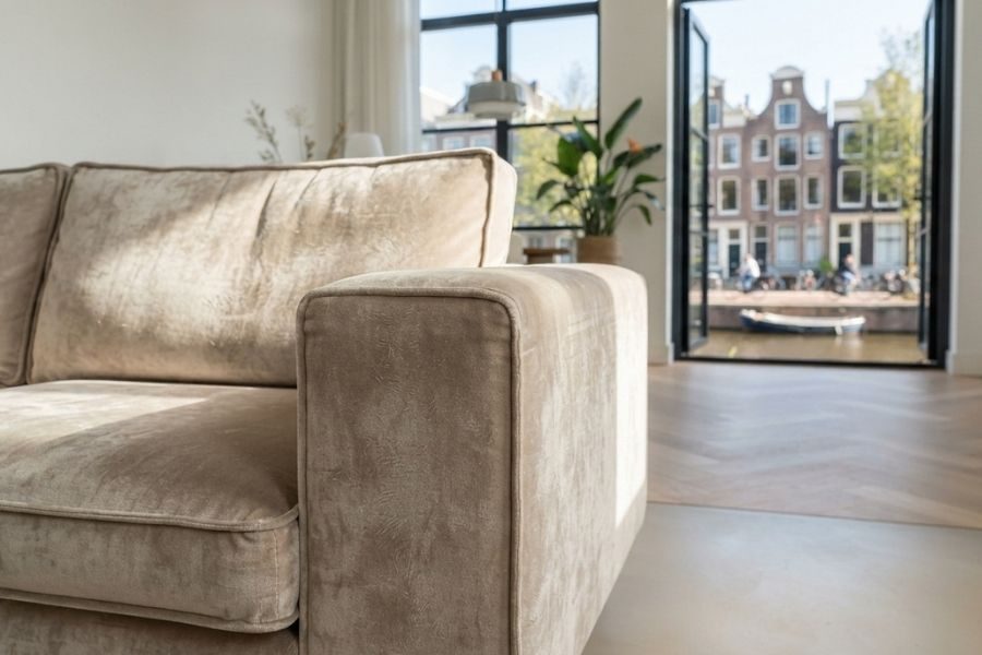 Bank bekleed met velvet in een zandkleurige tint