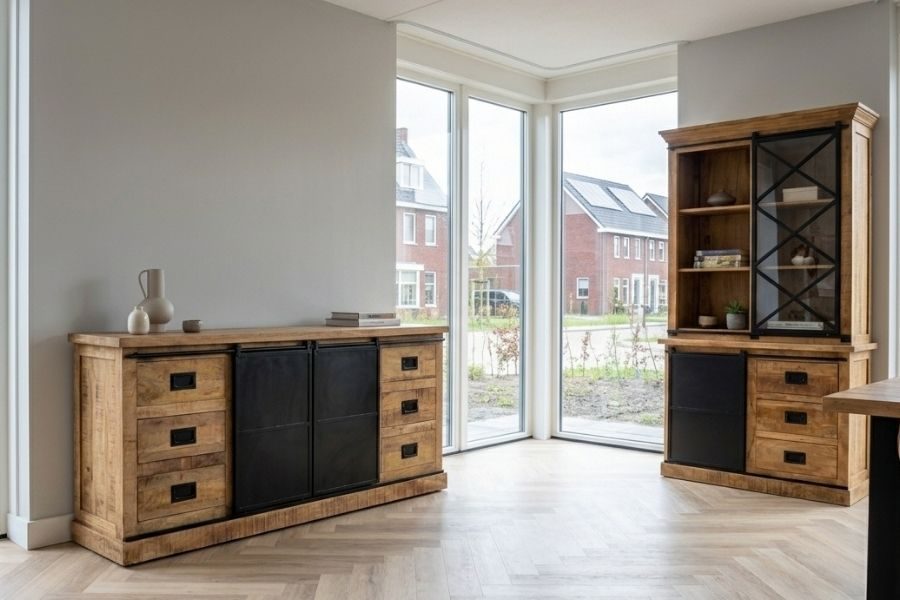 Houten dressoir met zwarte schuifdeuren naast een buffetkast met vitrine