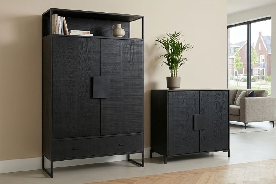 Hoge zwarte kast naast een lage zwarte kast in dezelfde serie