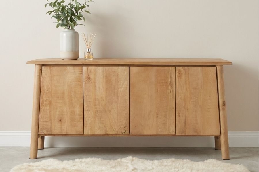 Licht mangohouten dressoir met ronde poten in japandi-stijl