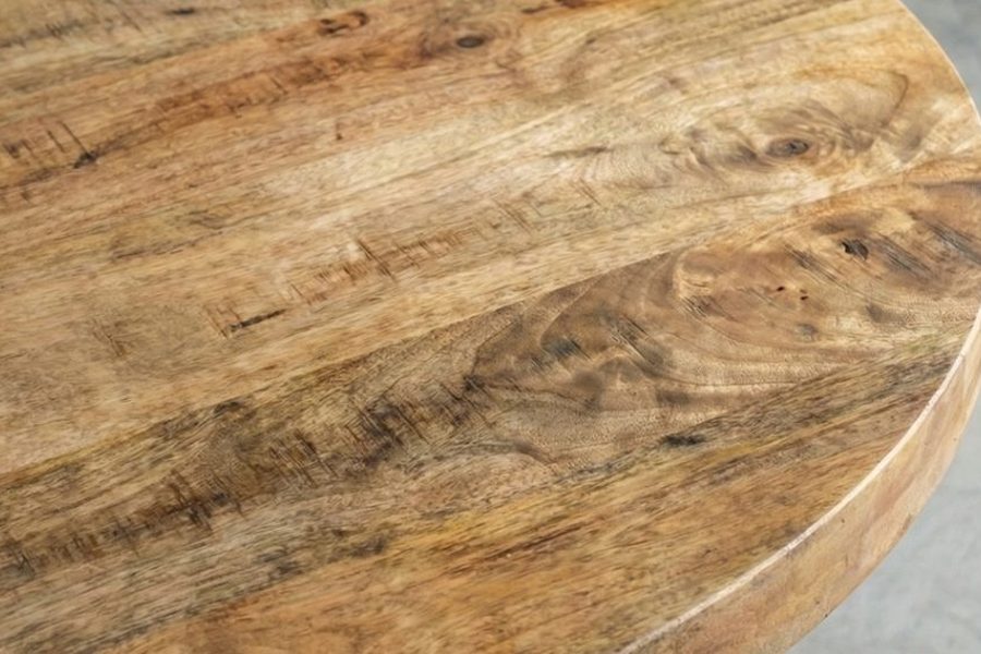 Rand van een rond mangohouten tafelblad met geoliede afwerking
