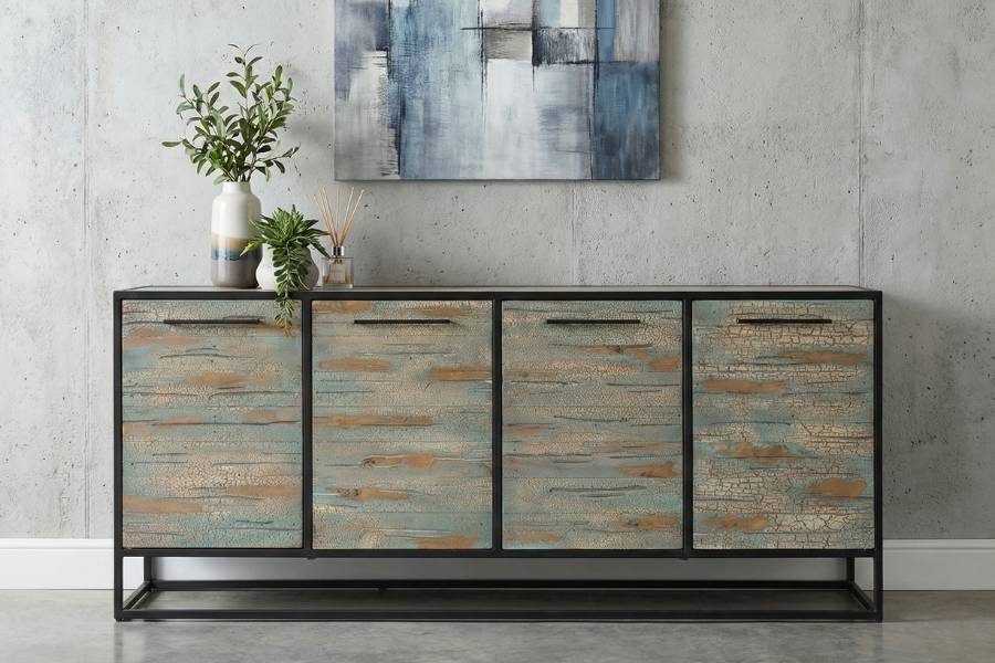 Abstract schilderij boven een dressoir met verweerde houten deuren