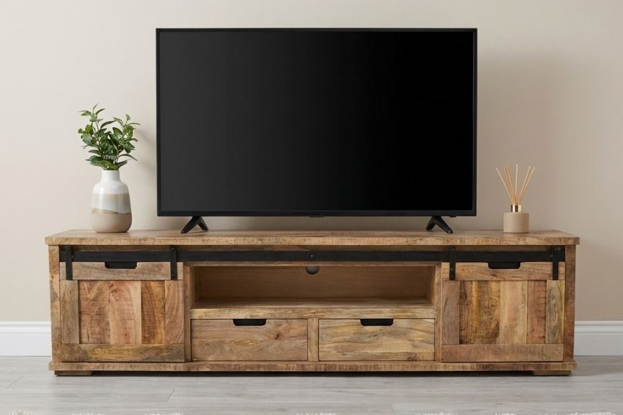 Mangohouten tv-meubel met schuifdeuren, laden en een open vak