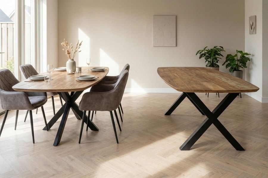 Twee massief houten eettafels met zwart metalen onderstel in een lichte eetkamer