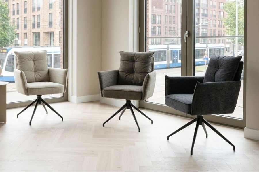 Drie draaibare eetkamerstoelen in beige, taupe en antraciet naast elkaar