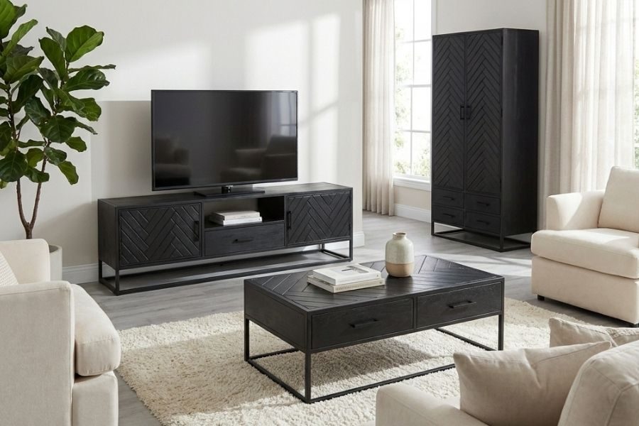 Zwarte tv-meubel, salontafel en kast met visgraatmotief in een lichte woonkamer