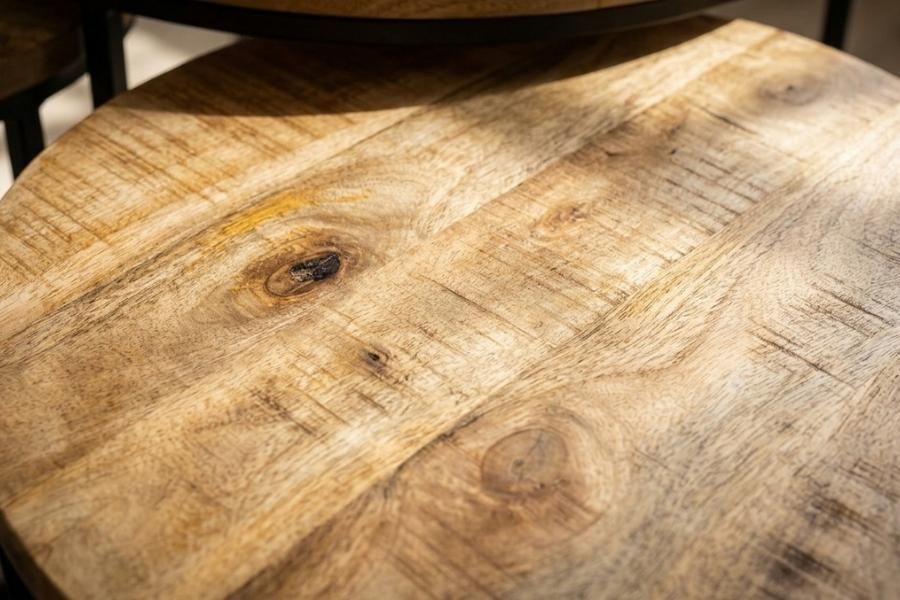 Houtnerf van een massief mangohouten tafelblad van dichtbij