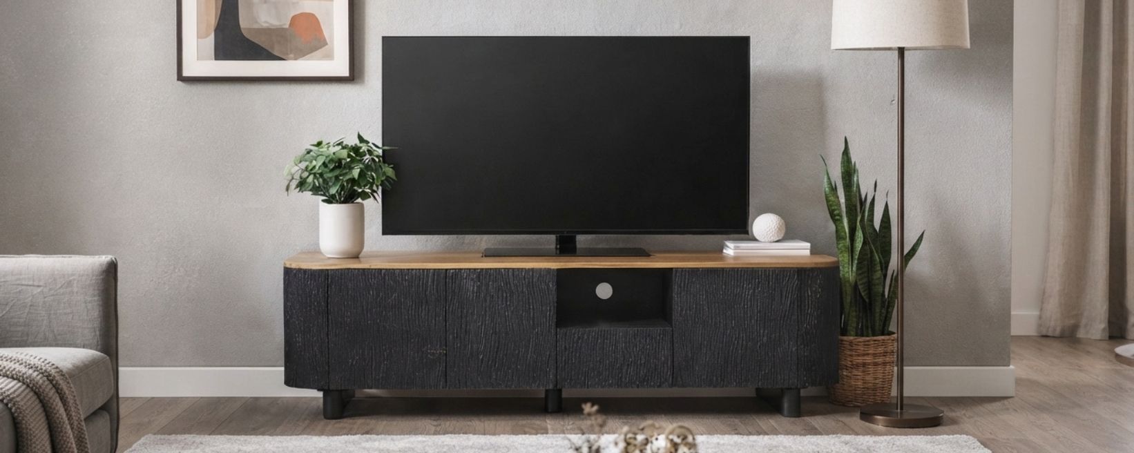 Hier is een geoptimaliseerde alt-tekst voor de productafbeelding, waarbij rekening is gehouden met de maximale lengte (meestal rond de 125 tekens voor optimale SEO-toegankelijkheid): Zwarte tv-kast met houten blad in sfeervol ingerichte woonkamer.